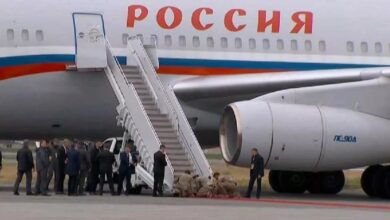 Photo of अलास्का में पुतिन की एंट्री और घुटनों पर बैठे अमेरिकी सैनिक