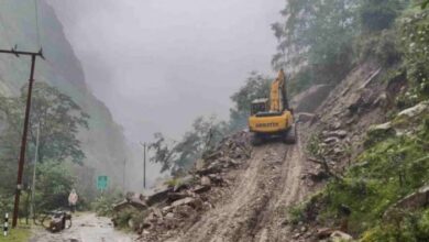 Photo of यमुनोत्री हाईवे पर चौथे दिन भी आवाजाही नहीं हो पाई शुरू, गंगोत्री हाईवे भूस्खलन के कारण बंद