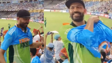 Photo of टीम को हारता देख बीच मैच जर्सी बदलने लगा पाकिस्तानी फैन