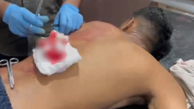 Photo of बेटे ने छाती पर लिखवा रखा था मां-बाप का नाम, पिता ने मार दिया चाकू