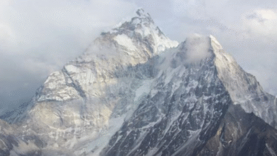 Photo of तिब्बत में माउंट एवरेस्ट पर भारी बर्फबारी; करीब 1000 पर्वतारोही फंसे