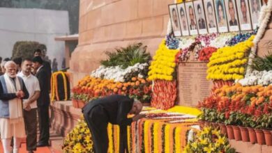 Photo of संसद हमले की 24वीं बरसी: पीएम मोदी-राहुल गांधी ने शहीदों को दी श्रद्धांजलि