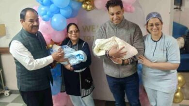 Photo of कांग्रेस नेता हरक सिंह रावत बने दादा, अभिनेत्री अनुकृति गुसाईं ने दिया जुड़वा बच्चों को जन्म