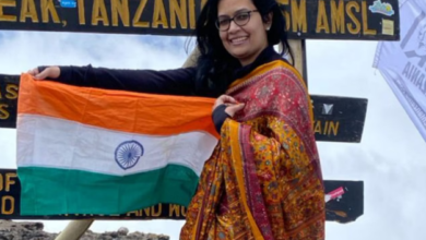 Photo of इंदौर की बेटी आंकाक्षा ने 19 हजार फीट ऊंची किलिमंजारों चोटी पर की चढ़ाई, साड़ी पहन लहराया तिरंगा