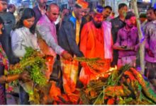 Photo of यूपी: सोमवार देर रात जलाई गई होली, कुछ जगहों पर आज भी दहन