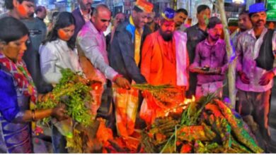 Photo of यूपी: सोमवार देर रात जलाई गई होली, कुछ जगहों पर आज भी दहन