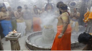 Photo of महाकाल मंदिर में होली की धूम, भस्म आरती में लगाया हर्बल गुलाल