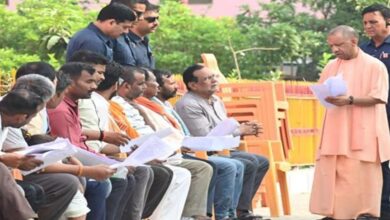 Photo of ‘घबराइए मत, बच्चे के इलाज में बाधा नहीं आने देंगे’: मां की गुहार पर भावुक हुए सीएम योगी