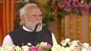 Photo of  पीएम मोदी ने प्रोटोकॉल से भी 40 मिनट ज्यादा समय बाबा विश्वनाथ और भक्तों के साथ बिताया