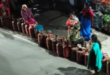 Photo of घनसाली में गैस सिलिंडर के लिए आधी रात एजेंसी के बाहर उमड़ी भीड़