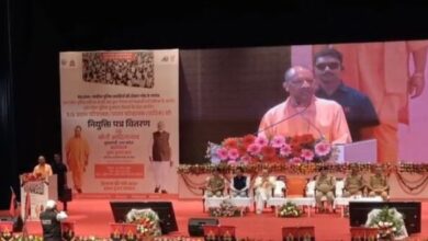 Photo of  सीएम योगी ने वितरित किए नियुक्ति पत्र, बोले- अब सिफारिश और रिश्वत देकर नहीं योग्यता से मिलती है नौकरी