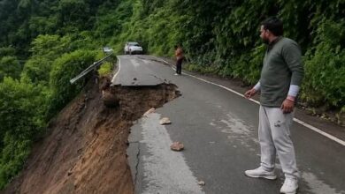 Photo of भूस्खलन से NH-707-A पर सड़क धंसी, बड़ा हिस्सा पूरी तरह क्षतिग्रस्त; मसूरी-यमुना ब्रिज मार्ग बंद